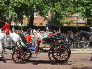 Rainha Elizabeth II e Principe Phillip em um Phaeton no Trooping the Color