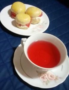 Chá e scones com geléia
