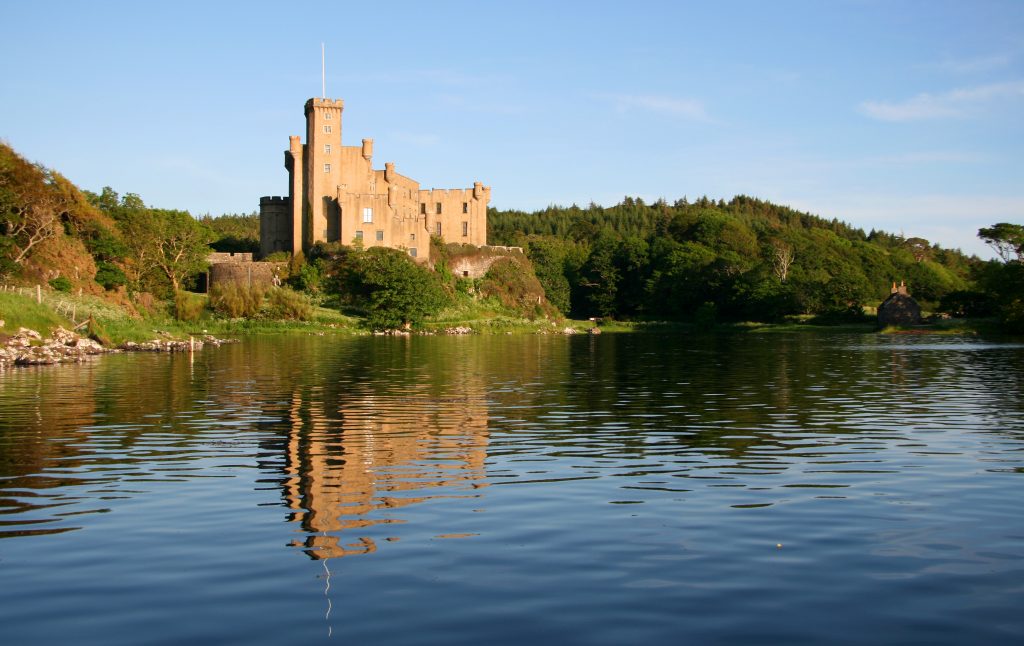 Dunvegan-Castle-Library-Pics-27-1024x646
