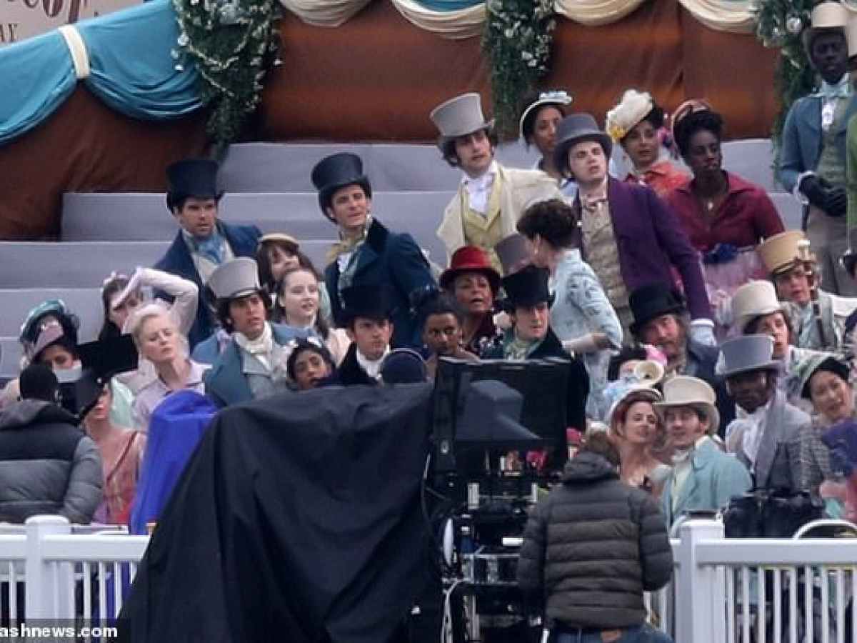 Veja as fotos da segunda temporada de Bridgerton com Anthony e&nbsp;Kate